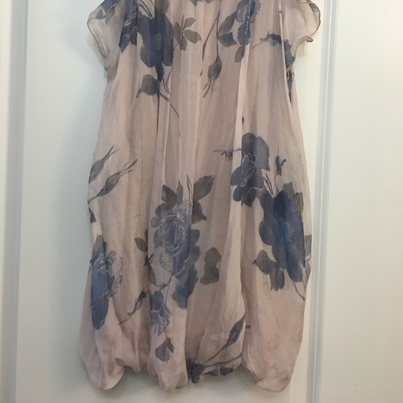 “HOST PICK” Silk Floral Top - Picture 4 of 4